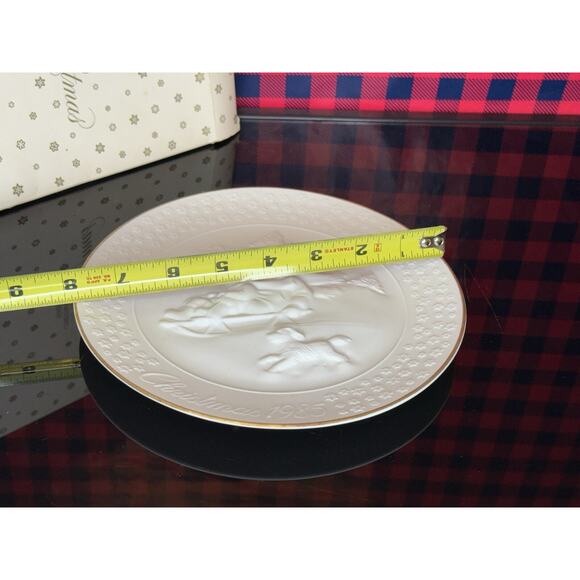 Vintage 1985 Avon A Child's Christmas White Porcelain Raised Relief 8" dia Plate - Picture 6 of 7
